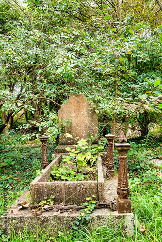Altes Grab mit einer Einfriedung auf einem Friedhof in Cornwall