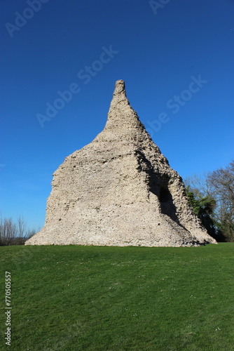 Pyramide de Couhard à Autun sous le ciel bleu photo