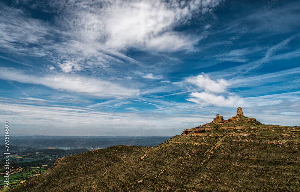 Fototapeta premium Vue panoramique sur les ruines du château de Marcuello et les Pyréenées aragonaises à Sarsamarcuello, Aragon, Espagne