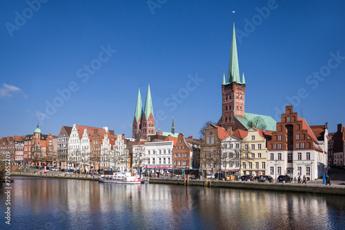 Hansestadt Lübeck Traveufer sonnig entzerrt