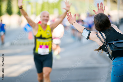 Cheering up a marathon runner