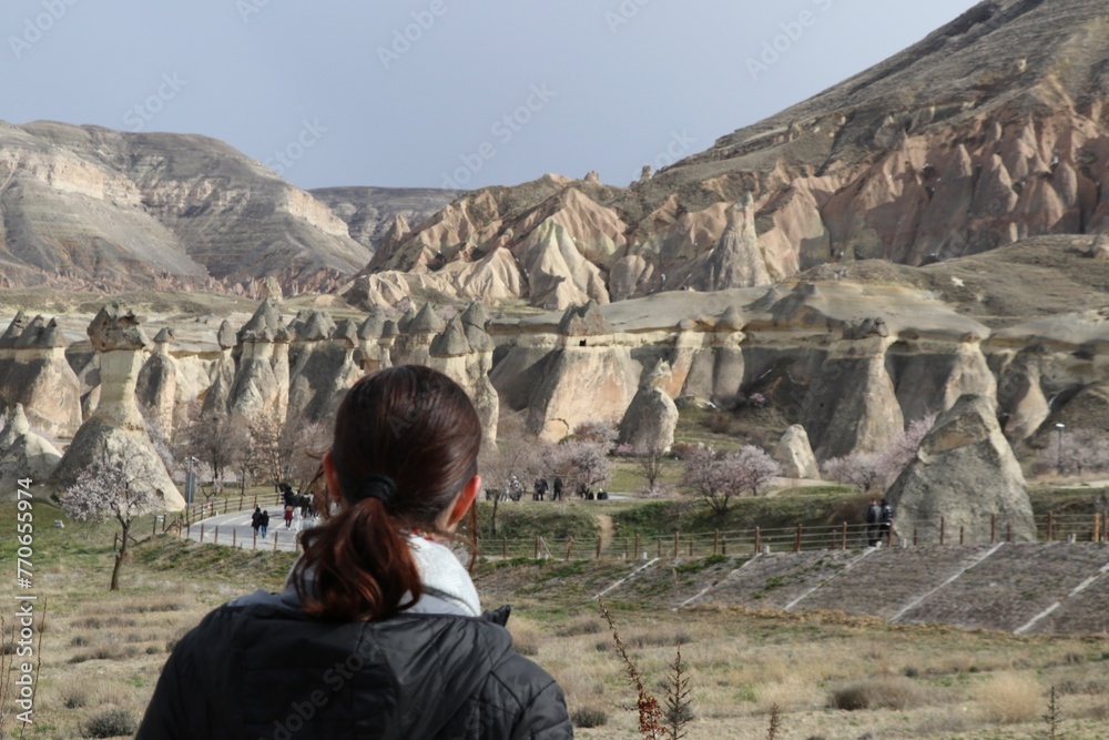 Touriste regarde la Pasabaglari Valley - Cappadoce - obrazy, fototapety, plakaty 