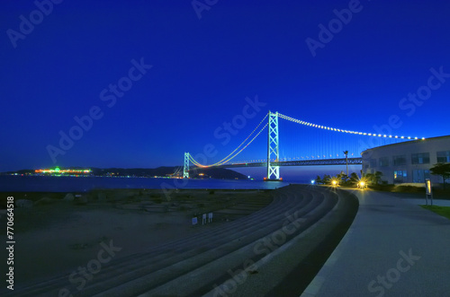 ライトアップされた明石海峡大橋の夜景