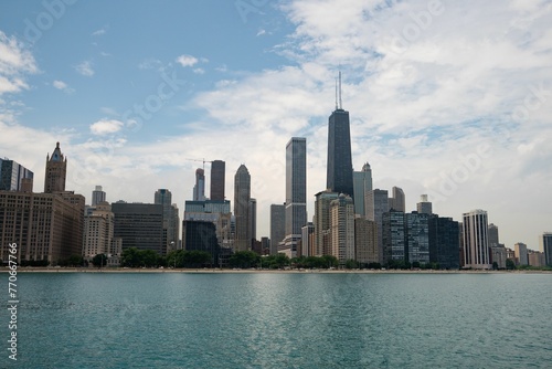 Stunning view of the downtown Chicago skyline, featuring a variety of skyscrapers and tall buildings © Wirestock