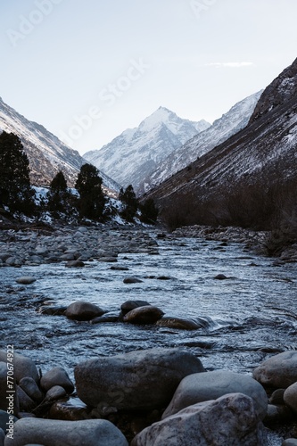 Fluss im Bergtal