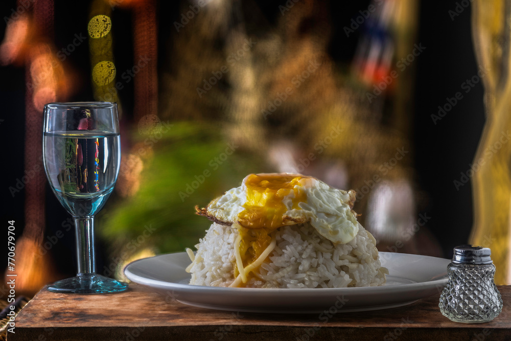 "Rice dish with egg and noodles accompanied by wine: a delicious and comforting meal to enjoy on any occasion - obrazy, fototapety, plakaty 