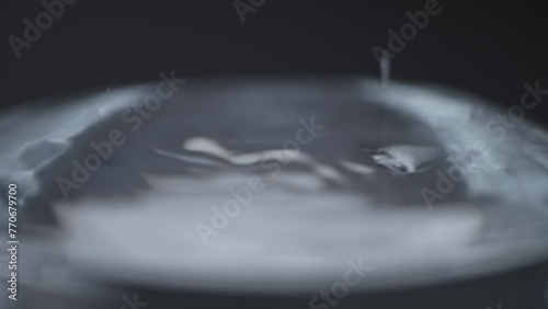 フルHD240pスーパースロー映像：ガラスコップにに水を注いで溢れる水面のアップ