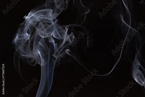 黒いキャンパスに煙が描く抽象的な模様 photo