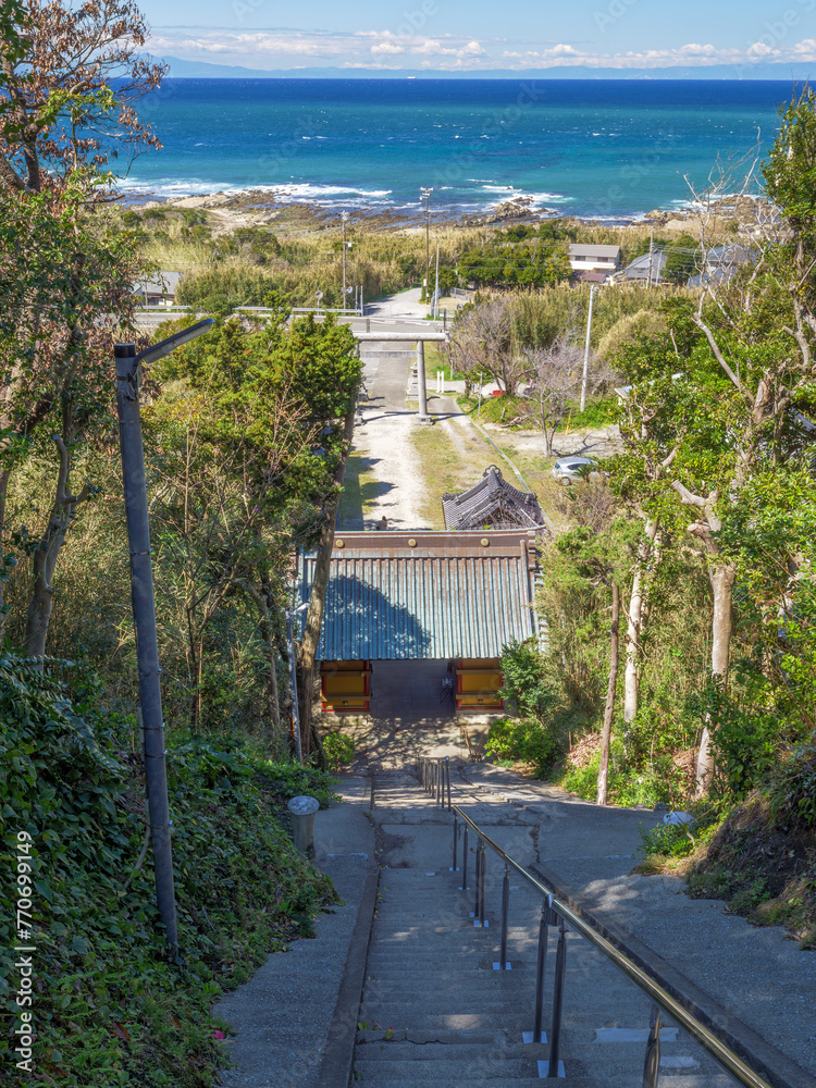 洲崎神社の本殿からの参道と太平洋の眺め