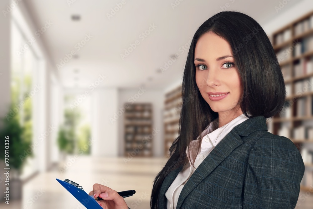 Obraz premium female executive Holding documents at work