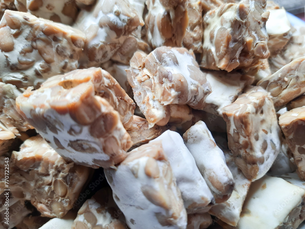 Tempeh, which is made from soybeans, is processed into a spicy and delicious dish