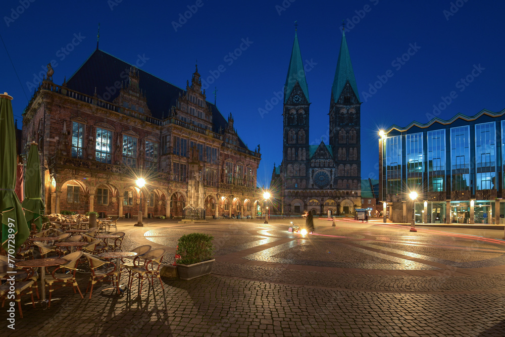 Marktplatz in Bremen am Abend mit St. Petri Dom