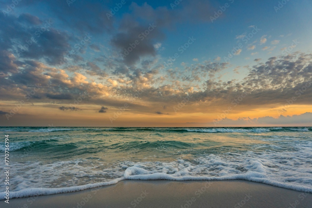 Obraz premium Sun setting over the horizon of an ocean expanse, Destin, Florida