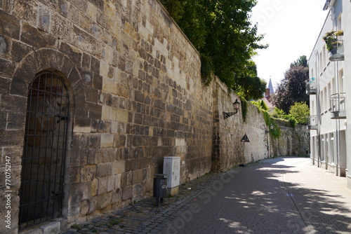 Fototapeta Naklejka Na Ścianę i Meble -  Historische Stadtmauer am Düsterngraben in Halberstadt