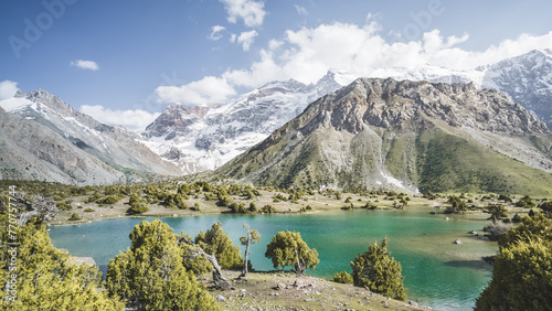 Foto Panorama of mountain ranges and turquoise cold mountain lake on a warm sunny eve
