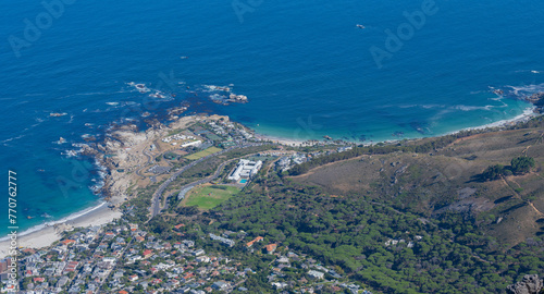 Camps Bay bei Kapstadt aus der Luftperspektive Südafrika