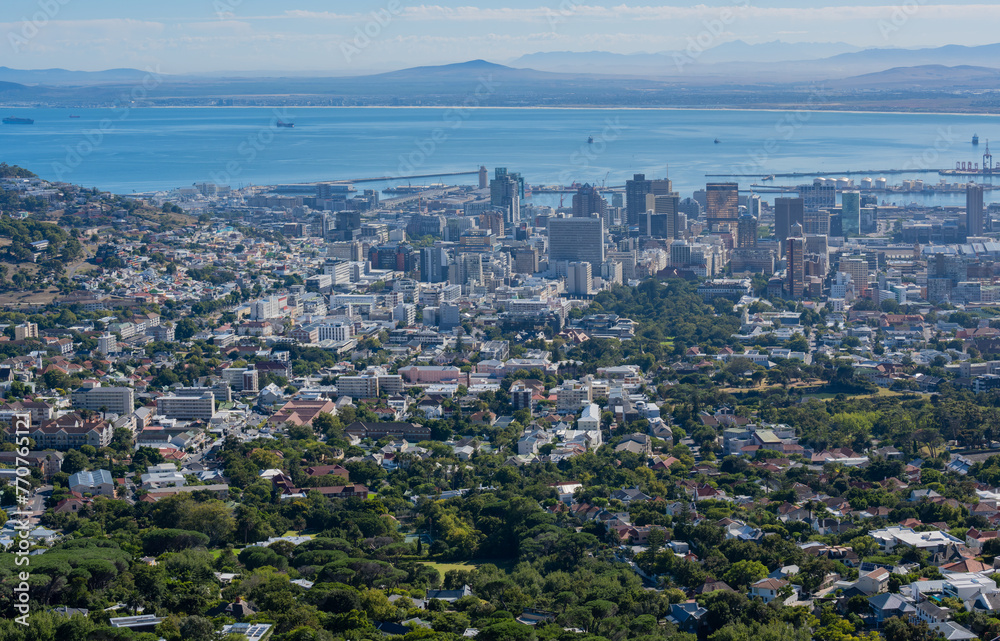 Fototapeta premium Luftbild Kapstadt und der Atlantischer Ozean aus der Luftperspektive Südafrika