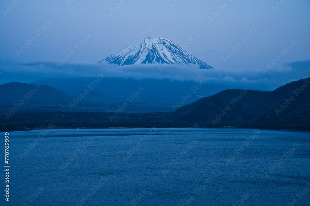 日没後の富士山と湖