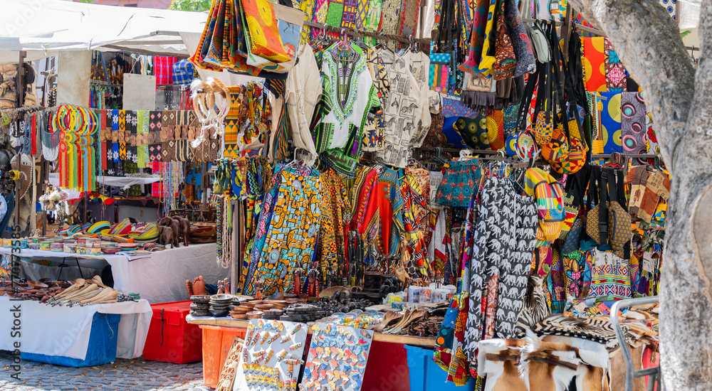Bunter Marktstand mit Afrikanische Mode Accessoire auf einem Markt in Kapstadt Süd Afrika