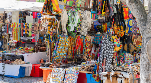 Bunter Marktstand mit Afrikanische Mode Accessoire auf einem Markt in Kapstadt Süd Afrika
