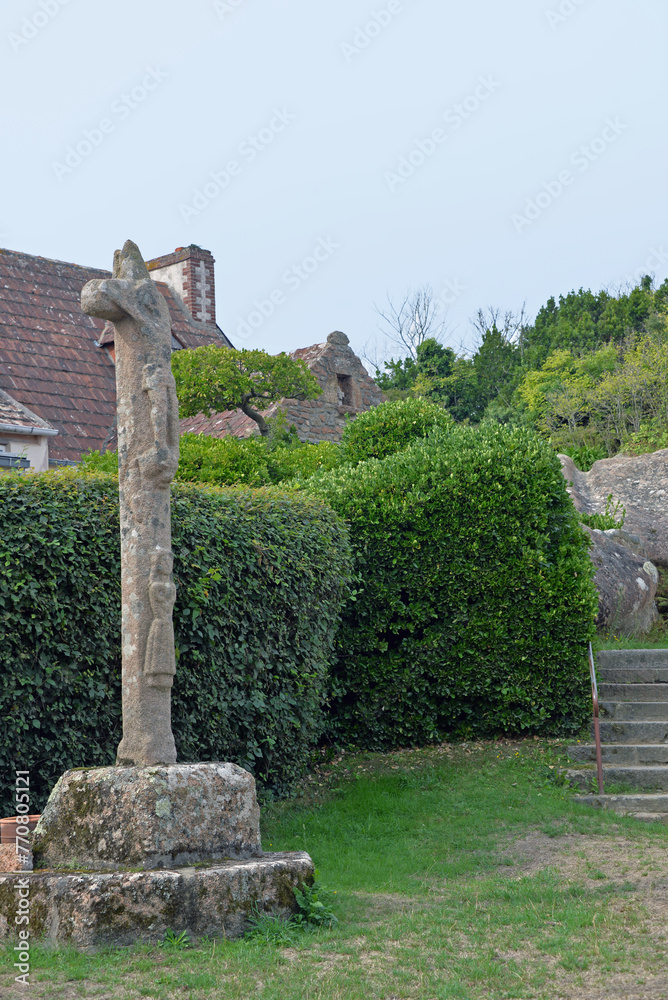 Kapelle und Steinkreuz in St. Guirec an der Cote Granit Rose, Bretagne