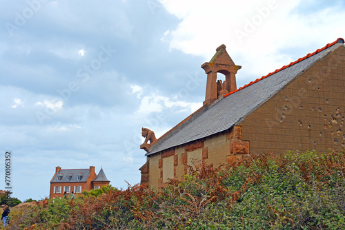 Obraz na płótnie Kapelle am Leuchtturm von Ploumanach, Granit Rose, Bretagne w salonie