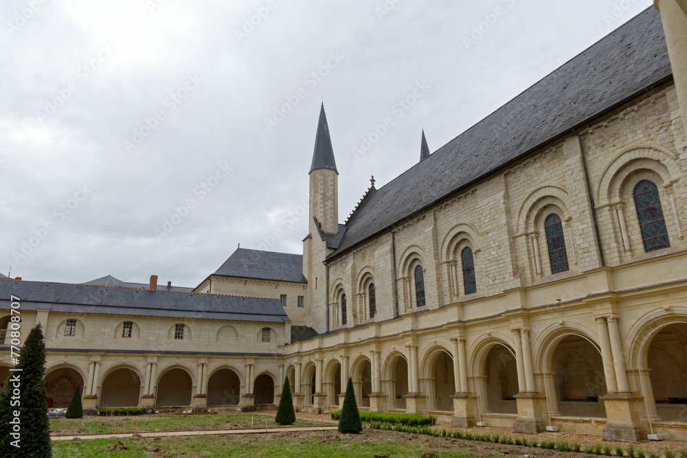 Obraz premium Cloître de l'abbaye royale de Fontevraud vu de l'aile est - Maine-et-Loire - France