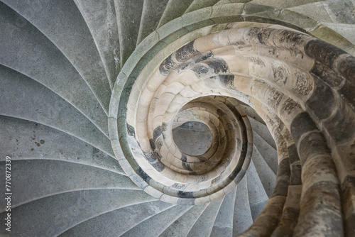 kunstvoll geschwungene Steintreppe photo
