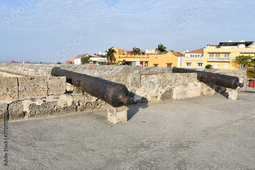 Cañones antiguos a orillas de la ciudad amurallada. Cartagena de Indias, Colombia.