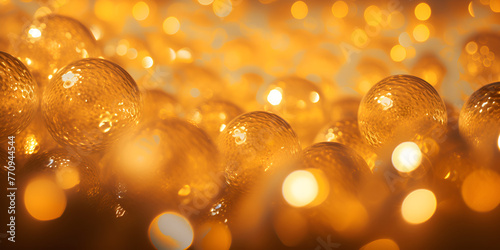 Luzes douradas de bokeh brilham e luzes cintilantes para o fundo do feriado
 photo