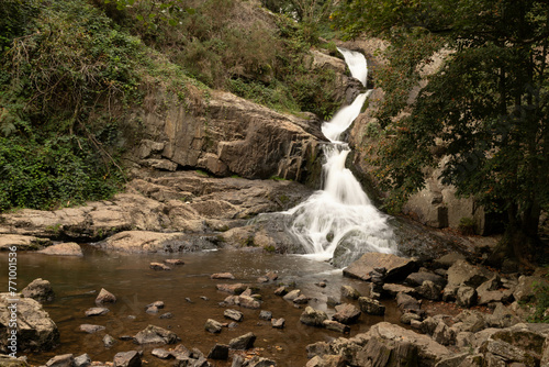 Ruhiger Wasserfall in einem Waldgebiet photo