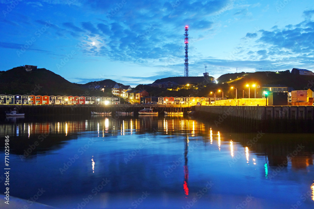 Helgoland Hummerbuden am Binnenhafen abends