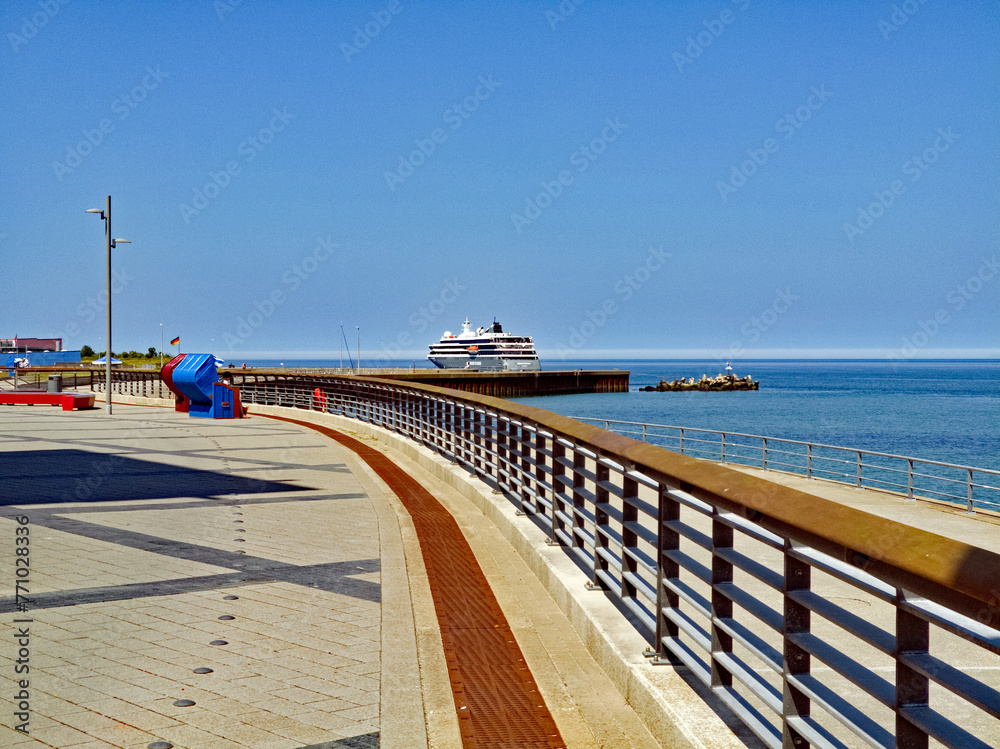Helgoland Kreuzfahrtschiff vor Helgoland