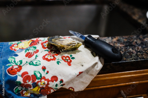 Obraz na płótnie shucking oysters