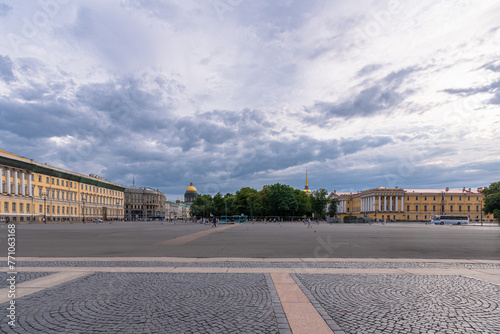 die Ermitage in Sankt Petersburg ist eines der größten und bedeutendsten Kunstmuseen der Welt. Auch der Gebäudekomplex, der das Museum beherbergt und zu dem der berühmte Winterpalast gehört photo
