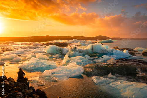 Incredible sunset over the icebergs of the Jokulsarlon Glacier Lagoon, Iceland