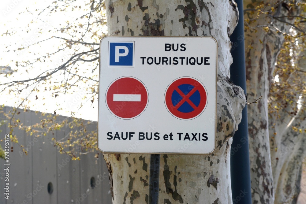 Panneau de signalisation à usages multiples : parking réservé aux bus ...