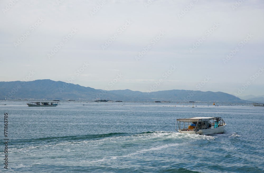 Naklejka premium 兵庫県明石市・海の畑、逸品明石のりを刈り取る船、潜り船