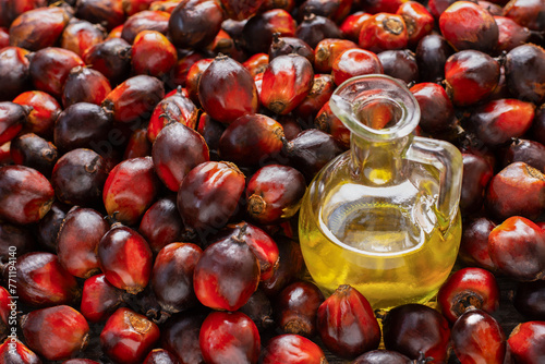 Bild auf Leinwand Palm oil with oil palm fruit background