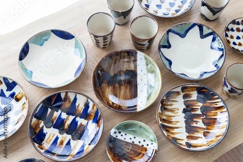 様々な模様の描かれたやちむんのお皿やコップ類