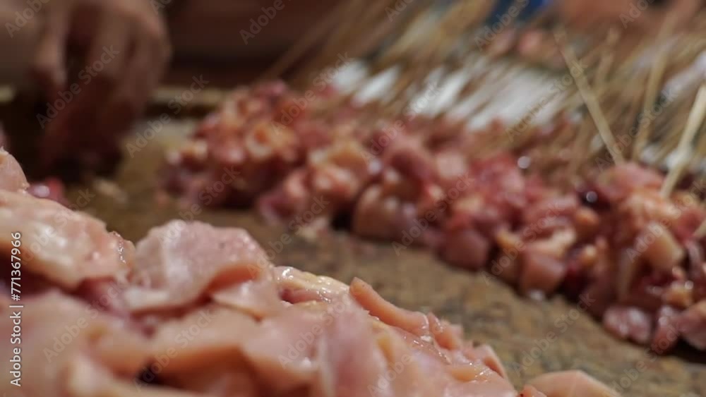 Pile the focus on the chicken meat until you don't focus on the chicken meat that has been skewered Pile the focus on the chicken meat until you don't focus on the chicken meat that has been skewered