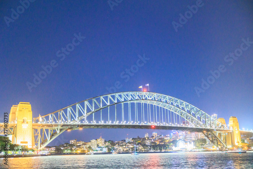 ライトアップされたシドニーのハーバーブリッジ