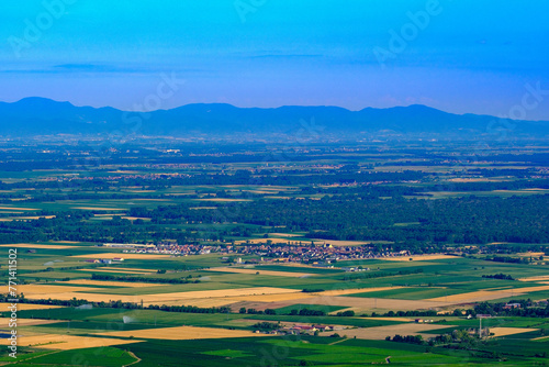Villages au milieu des champs, plaine d'Alsace (France) photo