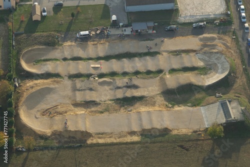 Pump track pour vélo vu du cield
