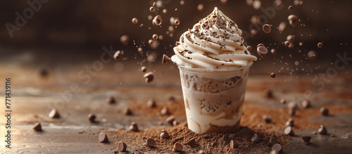 Coppa di gelato al gusto di cioccolato e vaniglia con una pioggia di gocce di cioccolata photo