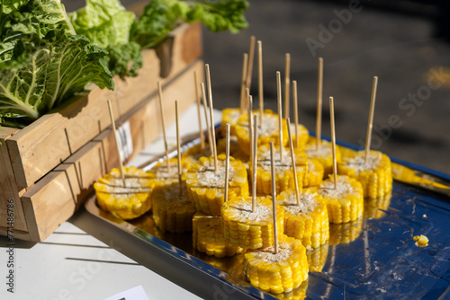 selective focus sliced ​​yellow corn Boiled and cooked on many skewers in a tray. Vendors guarantee the freshness and sweetness of the corn varieties for testing. For interest in corn seeds © Core
