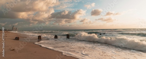 the ocean waves hit the shore during a cloudy day at the beach © Wirestock