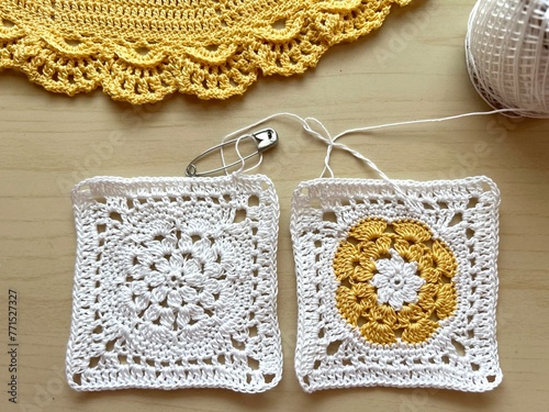 knitting needles and yarn, вязаные салфетки, Бабушкин квадрат. Белая вязаная салфетка крючком на столе , булавка