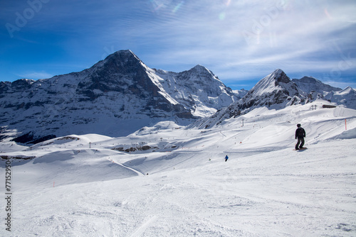Skifahren vor der Kulisse der Eiger Nordwand in Grindelwald, Schweiz © U. J. Alexander