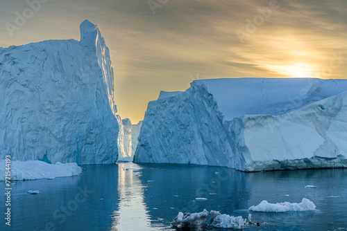 Eisberg in der Diskobucht bei Ilulissat, Grönland mit Mitternachtssonne